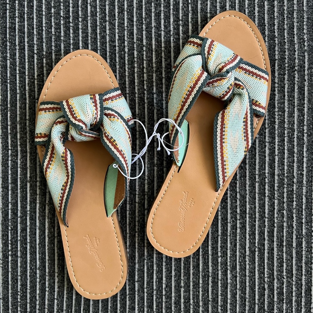 NWT Universal Thread slippers